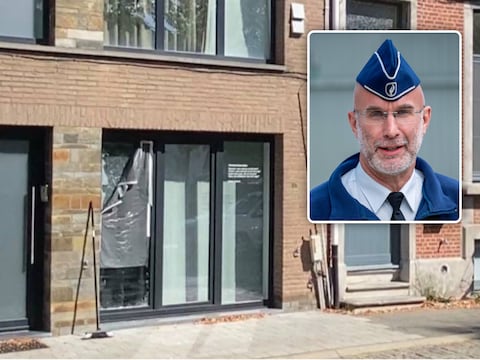 De geviseerde woning op de Keldermansvest in Mechelen. Politiewoordvoerder van Politiezone Rivierenland Dirk Van de Sande (inzet) bevestigt dat een onderzoek is gestart. 