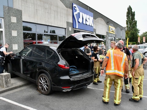 De auto kwam tot stilstand tegen de gevel van twee handelszaken, waaronder Jysk, in het winkelcentrum Rijselsepoort in Ieper. In die zaak was er beperkte schade.