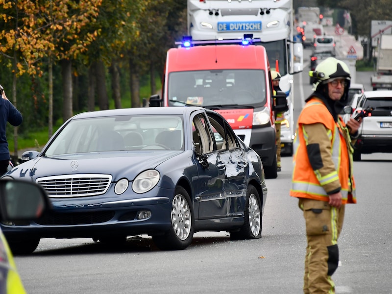 Ongeval op het kruispunt van de Provinciebaan met de Romenstraat in Westrozebeke. Een Mercedes werd er aangereden door een tractor.