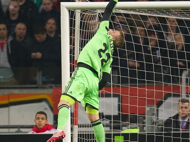 Een hopeloos grabbelende Cillessen ziet de wereldgoal achter hem in doel landen.