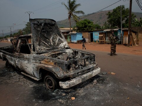 Franse soldaten houden de wacht bij een uitgebrande wagen in Bangui.