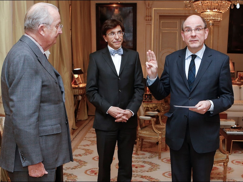 De technocraat Koen Geens legt de eed af bij de koning.