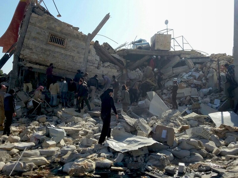 Deze foto, die eerder deze week werd vrijgegeven door Artsen zonder Grenzen, toont de schade aan een kliniek in Idlib na een luchtaanval.
