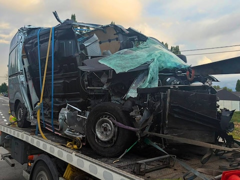 Op de Meenseweg in Ieper is zaterdagochtend een bestelwagen tegen een aanhanger van een vrachtwagen geknald.
