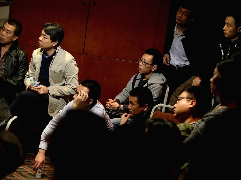 Familieleden van Chinese passagiers op vlucht MH370, maandag bij een persconferentie in Peking.