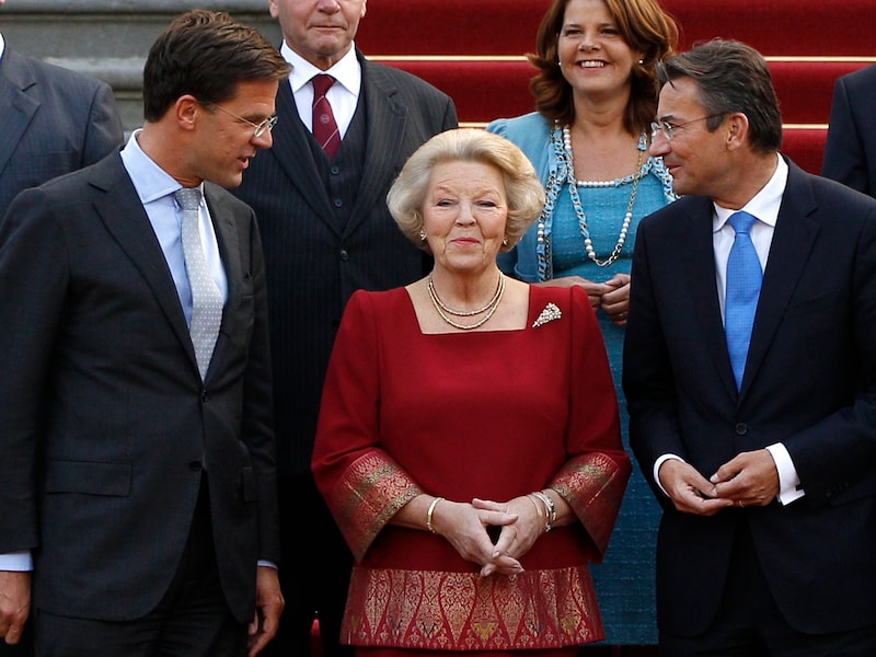 Beatrix naast Mark Rutte (l) en vice-premier Maxim Verhagen.