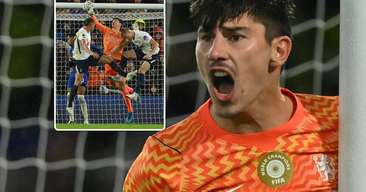 Rode Duivel Mike Penders pijnlijk in de fout: doelman maakt owngoal bij ...