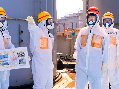 De Japanse premier Shinzo Abe (tweede van rechts) bracht in november een bezoek aan Fukushima.