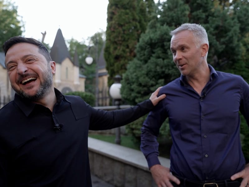 KIJK. Zelensky schiet in de lach na bizarre vraag van CNN-journalist