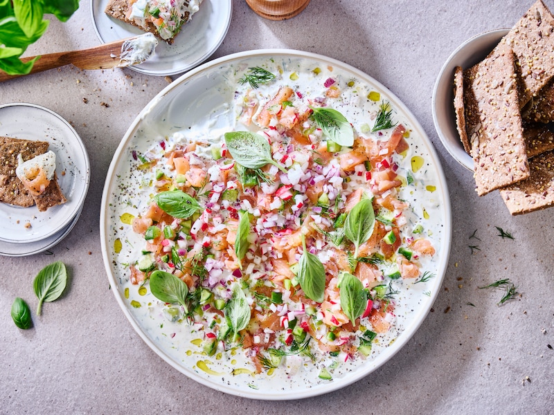 Zin in een frisse aperitief? Ga voor deze gerookte zalmdip met roomkaas