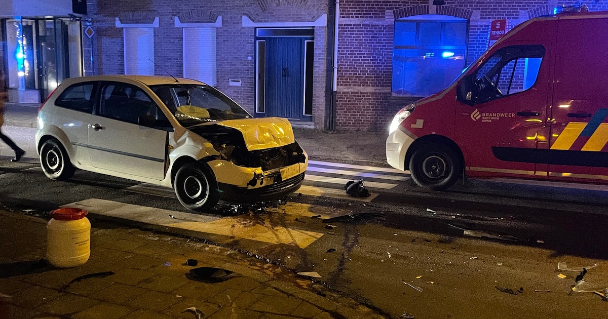 Auto volledig verloren na kop-staart botsing in Vlamertinge, aanrijder (61) teveel gedronken | Ieper