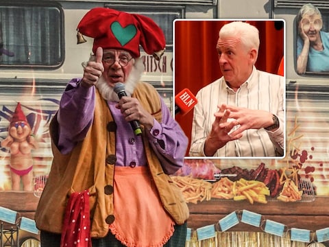 Walter De Donder kreeg wangen zo rood als zijn Plopmuts toen hij als kabouter plots tussen resem toplessdames terechtkwam: “Beste optreden ooit”