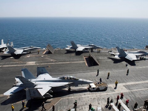 F-18-toestellen van het vliegdekschip USS Theodore Roosevelt maken zich op om op te stijgen.