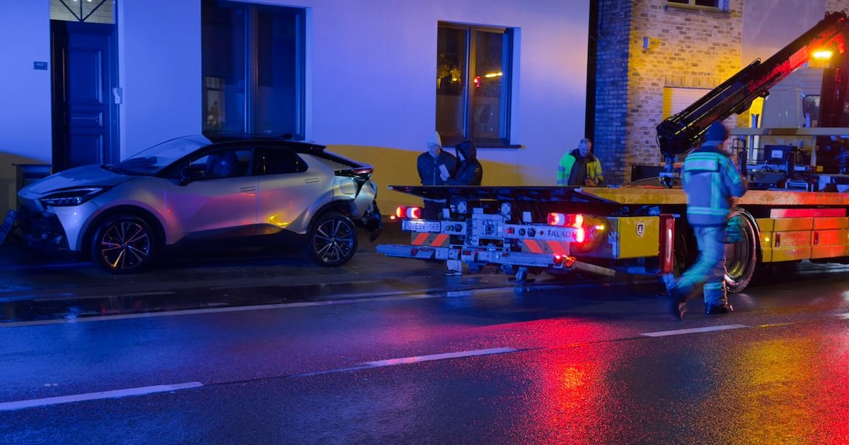 Kop-staart botsing op Provincieweg in Hillegem