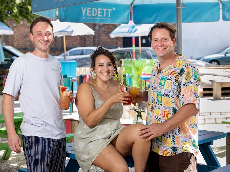 Dennis Holderbeke, Anissa All en Jef Driesen in hun zomerbar Mexcalli