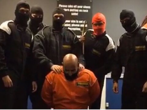 De smakeloze video werd tijdens een teambuildingdag gemaakt.