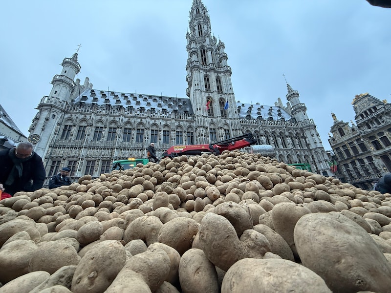 Las patatas acabaron en mitad de la Grand Place de Bruselas.
