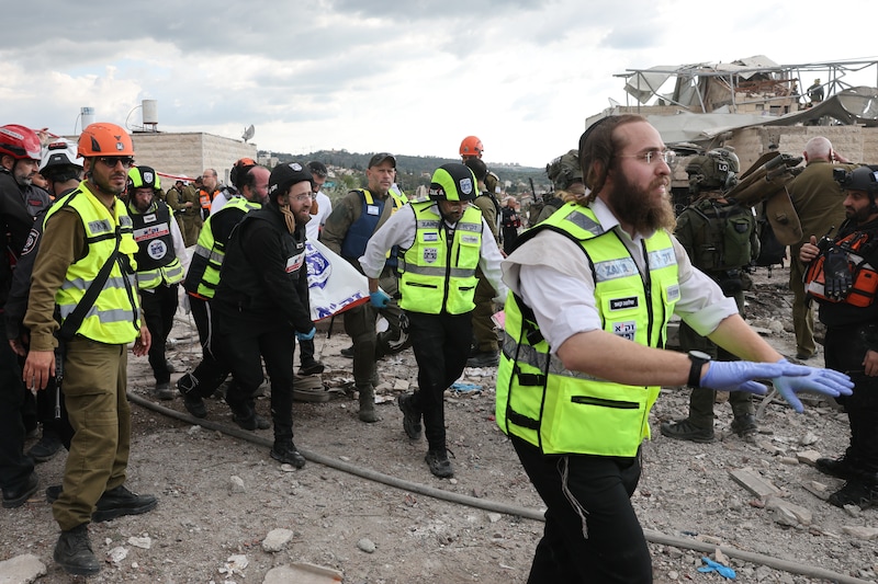 Reddingswerkers aan het werk in Beit Shemesh, nabij Jerusalem, na een Iraanse raketaanval.