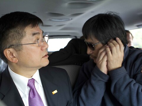 Chen, hier nog met de Amerikaanse ambassadeur Gary Locke (links).