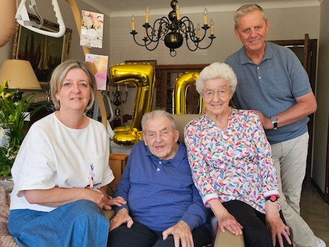 Leon en Leonie zijn 70 jaar getrouwd. Dochter Annick en schoonzoon Guy poseren mee