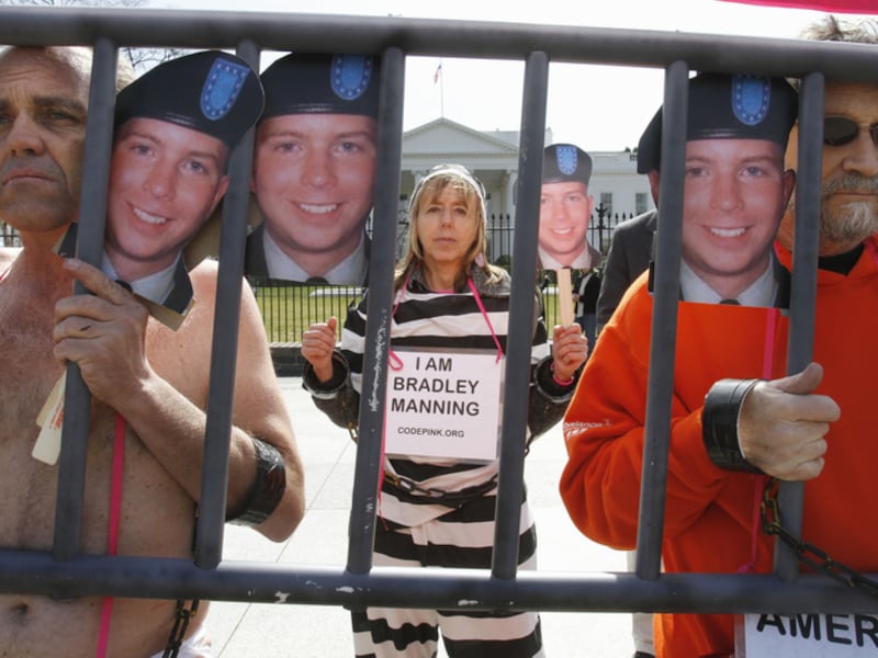 Actievoerders betuigen hun steun voor Manning aan het Witte Huis.