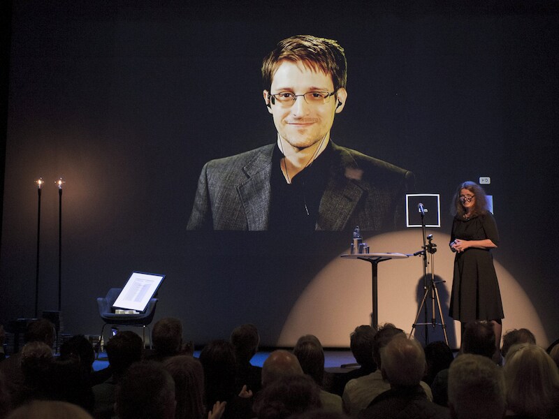 Edward Snowden nam deel aan de ceremonie via een videoverbinding. Op het podium was voor hem een lege stoel neergezet