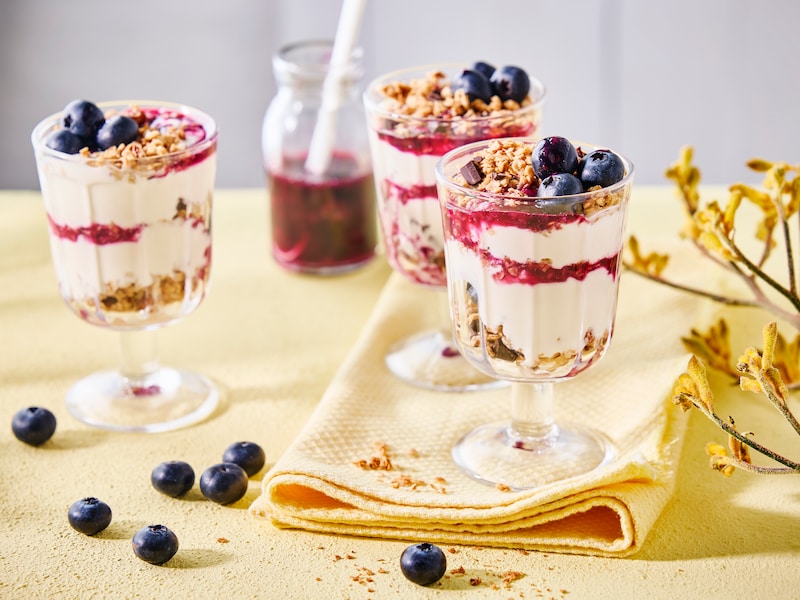 De perfecte start van Moederdag? Deze skyr met pindakaasgranola en blauwe bessen