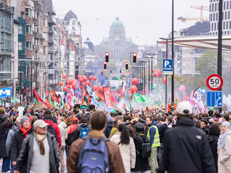 Vakbonden ABVV en ACV kondigen betoging aan op 9 oktober in Brussel als “eerste duidelijke waarschuwing aan de regering”