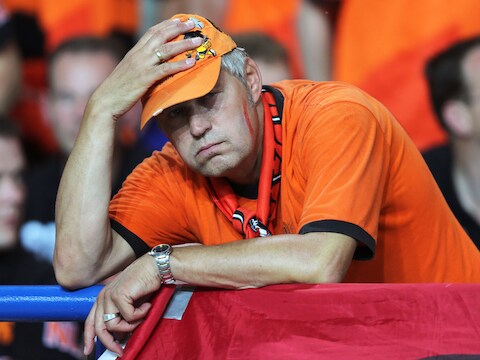 Deze fan had al een kater in het stadion.