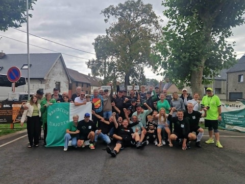 Kaatsclub Nieuw Terjoden viert zijn kampioenstitel.