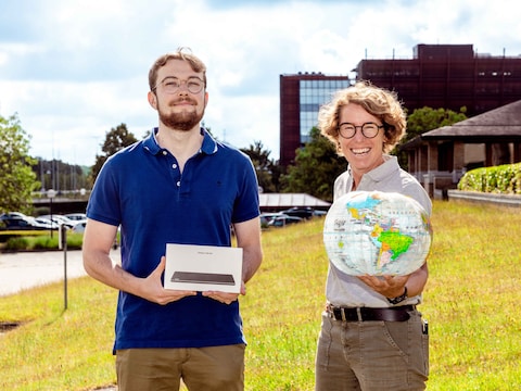 Op de foto: PXL-student Tobias Pipeleers en GIS-adviseur Vicky Verscheijden.