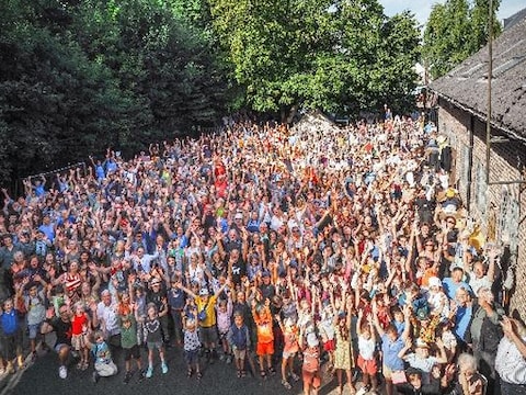 De deelnemers aan de Stage voor Volksmuziek verzamelen zondag op het kerkplein in Gooik voor een muzikaal protest.
