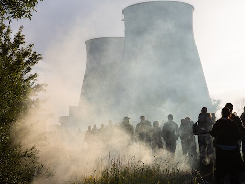 De kortfilm zal in het voorjaar van 2027 geprojecteerd worden op de koeltorens aan de Zenne.