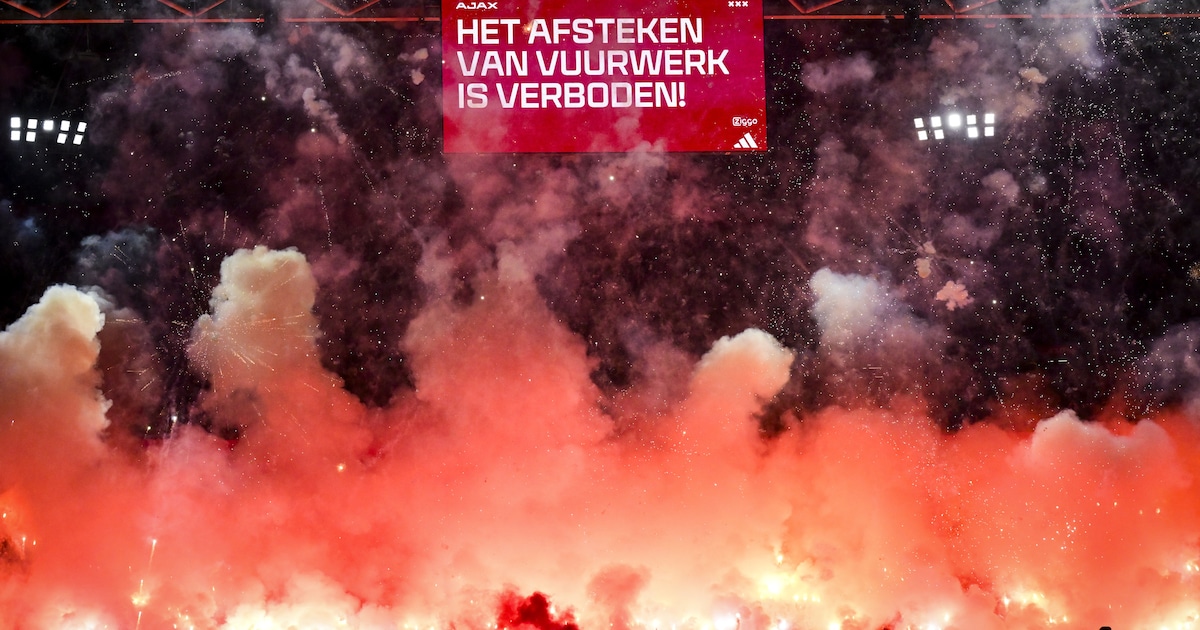 Nadat ze met vuurwerkmuur match tegen Groningen stillegden: Ajax sluit vakken van harde kern in klas