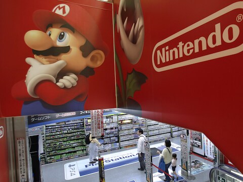 Mario laat Luigi nog even noodgedwongen links.