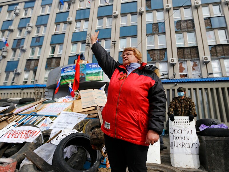 Pro-Russische betogers bij een bezet gebouw in Luhansk.