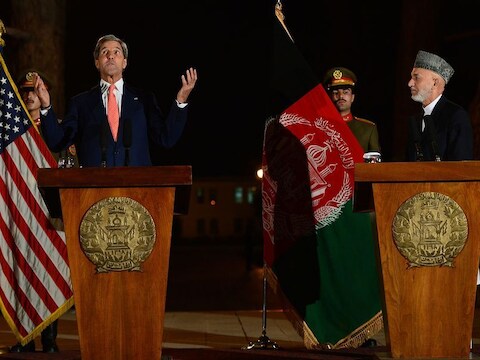 John Kerry en Hamid Karzai