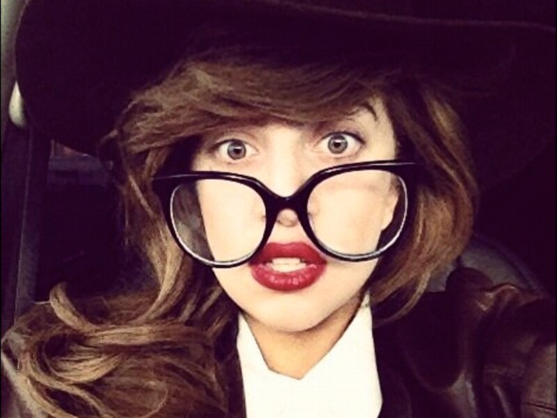 Elke dag communiceert Lady Gaga met haar 38,5 miljoen twittervolgers en 57,9 miljoen 'Little Monsters' op Facebook.