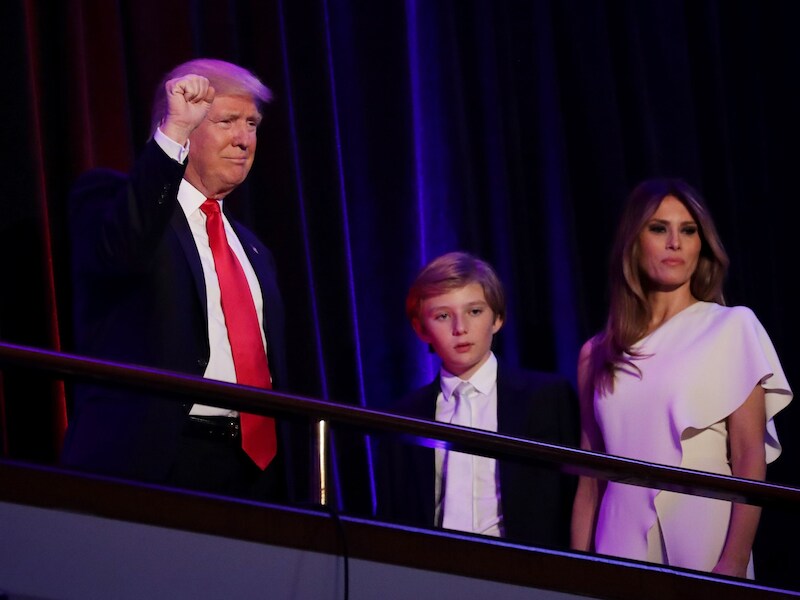 Donald Trump met zijn jongste zoon Barron en vrouw Melania op 9 november, toen net bekend was geraakt dat hij de presidentsverkiezingen had gewonnen.