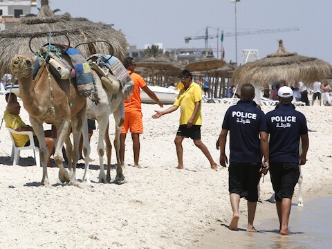 Agenten patrouilleren op het strand van Sousse.