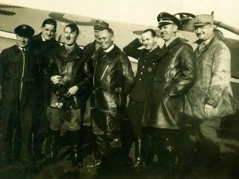 Piloot Hans Baur (midden in vliegenierspak), met links van hem Adolf Hitler. Deze foto dateert uit 1932.