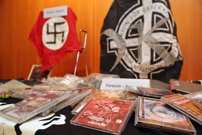 Duitse politie valt binnen bij fabrikanten van neonazimuziek: 33.000 verboden cd’s, platen en cassettes meegenomen