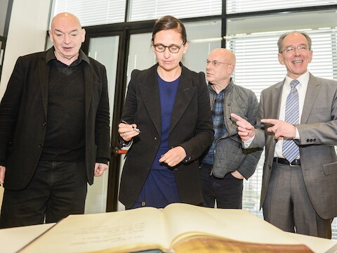 Vlnr. Jean Nouvel, Anne Teresa De Keersmaeker, Brian Eno en rector Bruno Delvaux.
