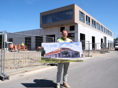 Projectmanager Lieven Hemschoote toont een render van Martal Bedrijvencentrum.