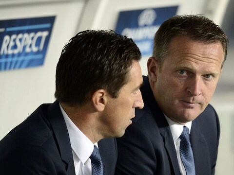 Besnik Hasi naast John van den Brom