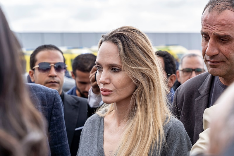 Angelina Jolie visita Rafah con una delegación estadounidense.