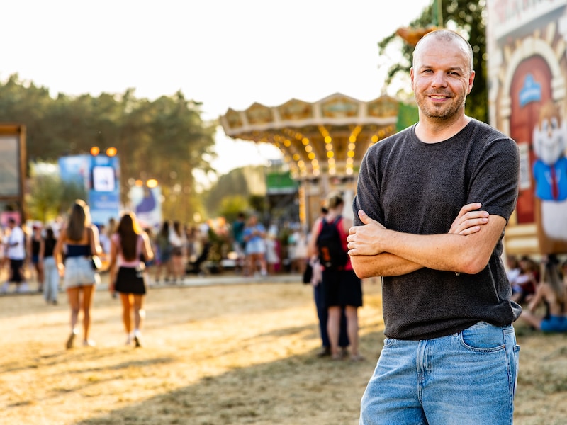 Floris Benoit (37), het gezicht en de stem van Rijvers: “Dat ene filmpje ging al een miljoen keer de wereld rond”