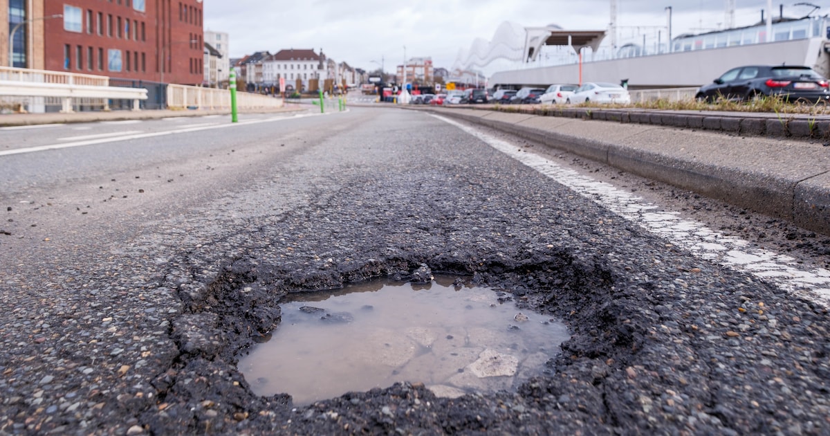 Automobilisten klagen over slecht wegdek op Postzegelbrug: “Herstellingen volgen zodra het weer het 