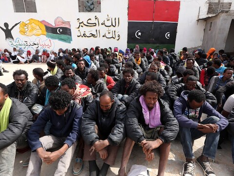 Migranten die hoopten per boot naar Europa te vluchten, zijn vlak voor vertrek opgepakt door Libische veiligheidstroepen. Ze zitten vast in het Abu Salim detentiecentrum in de Libische hoofdstad Tripoli.