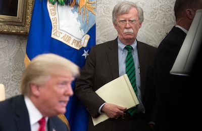 Oud-veiligheidsadviseur (en fel criticus) van Trump aangeklaagd